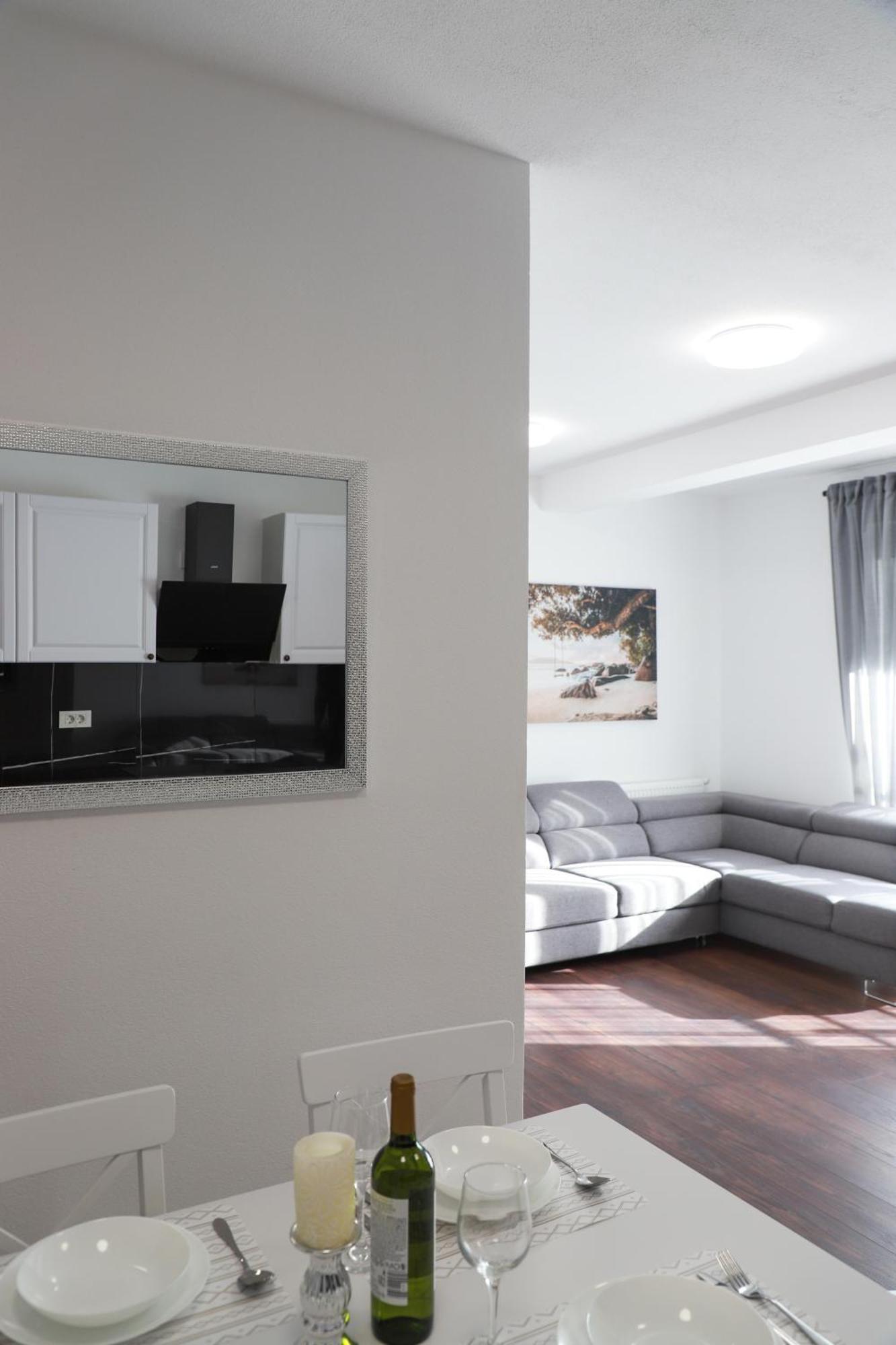 Holiday Apartments Ivano & Leo - Private Parking زادار المظهر الخارجي الصورة