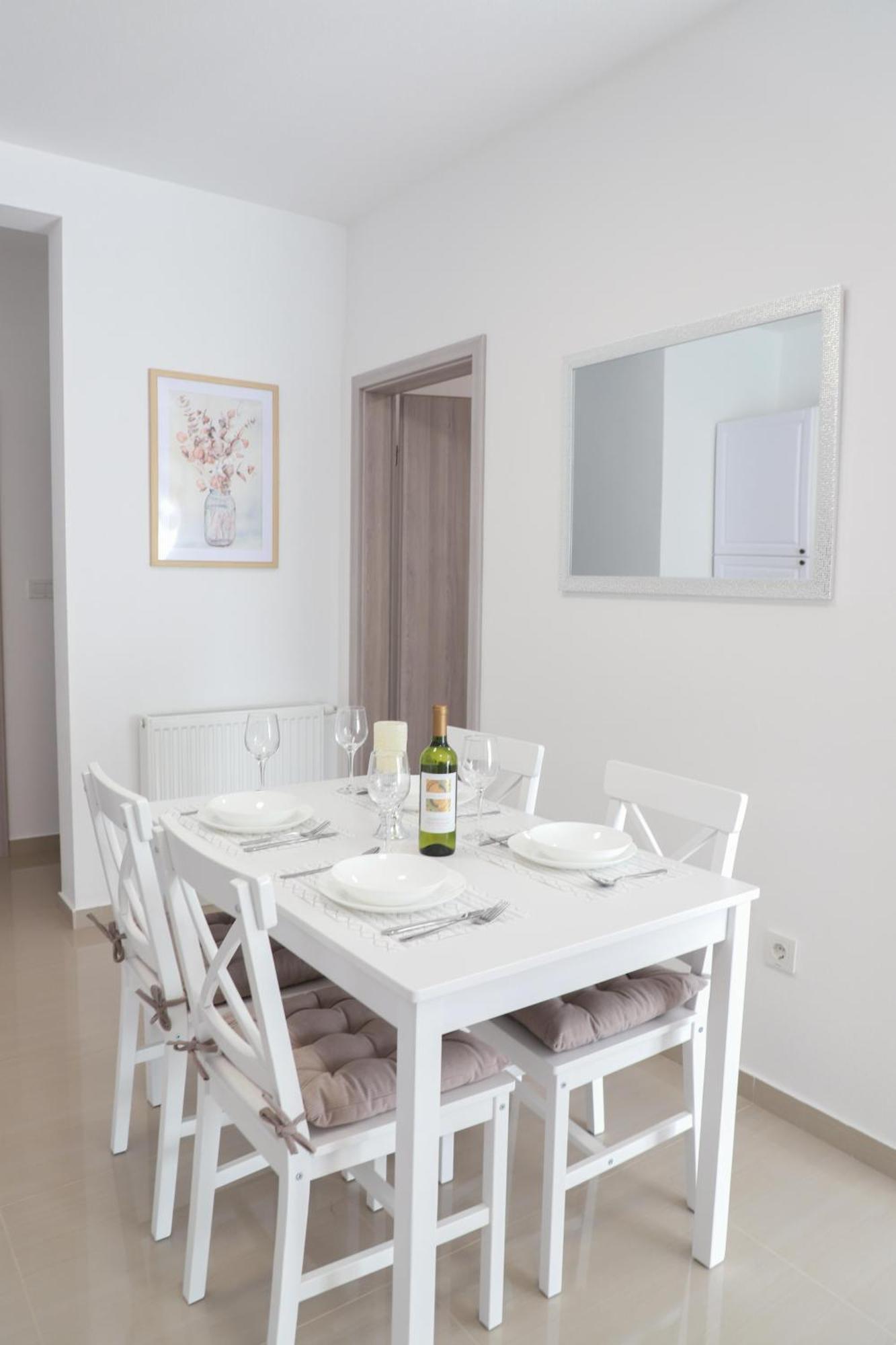 Holiday Apartments Ivano & Leo - Private Parking زادار المظهر الخارجي الصورة
