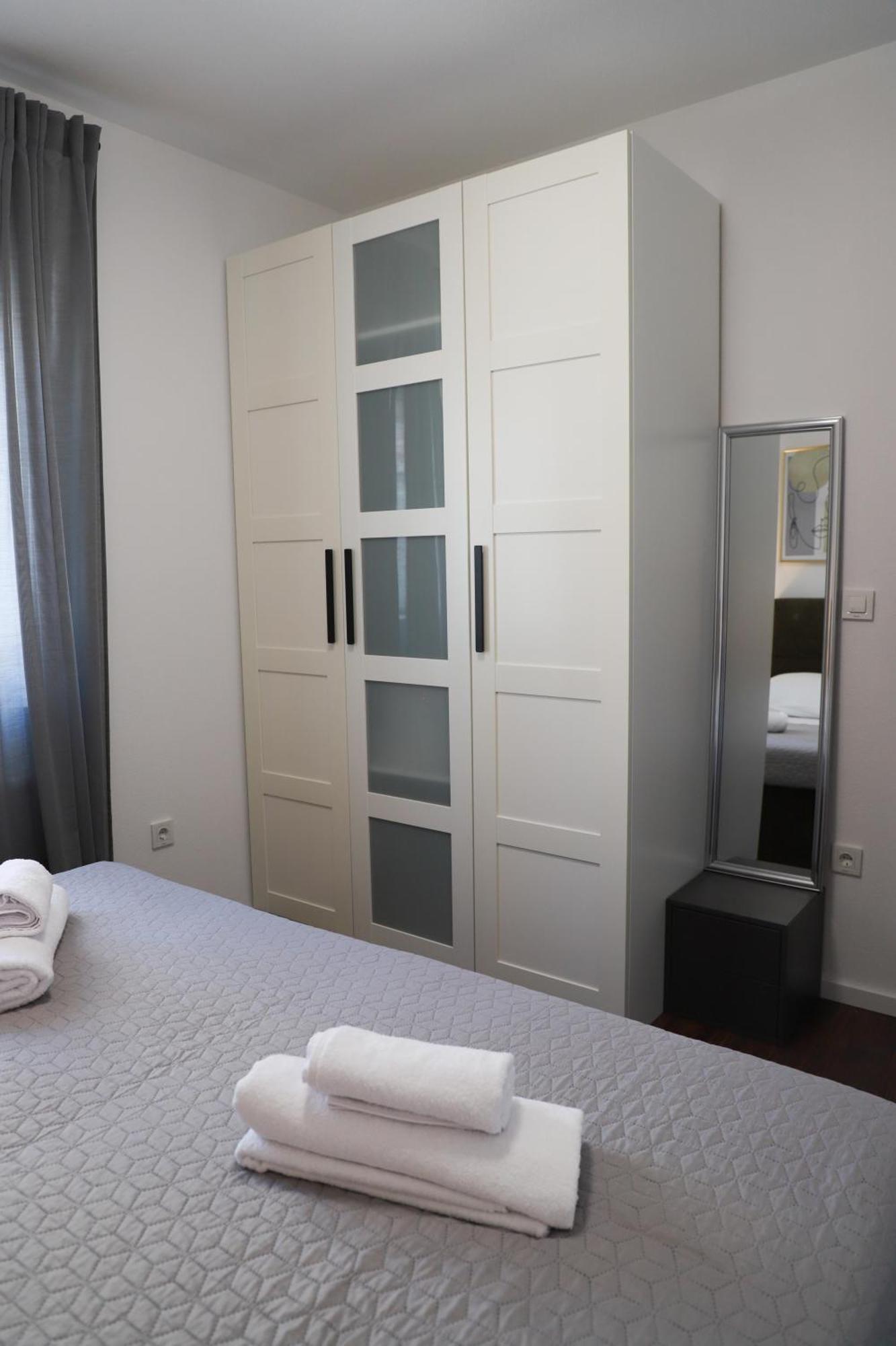 Holiday Apartments Ivano & Leo - Private Parking زادار المظهر الخارجي الصورة