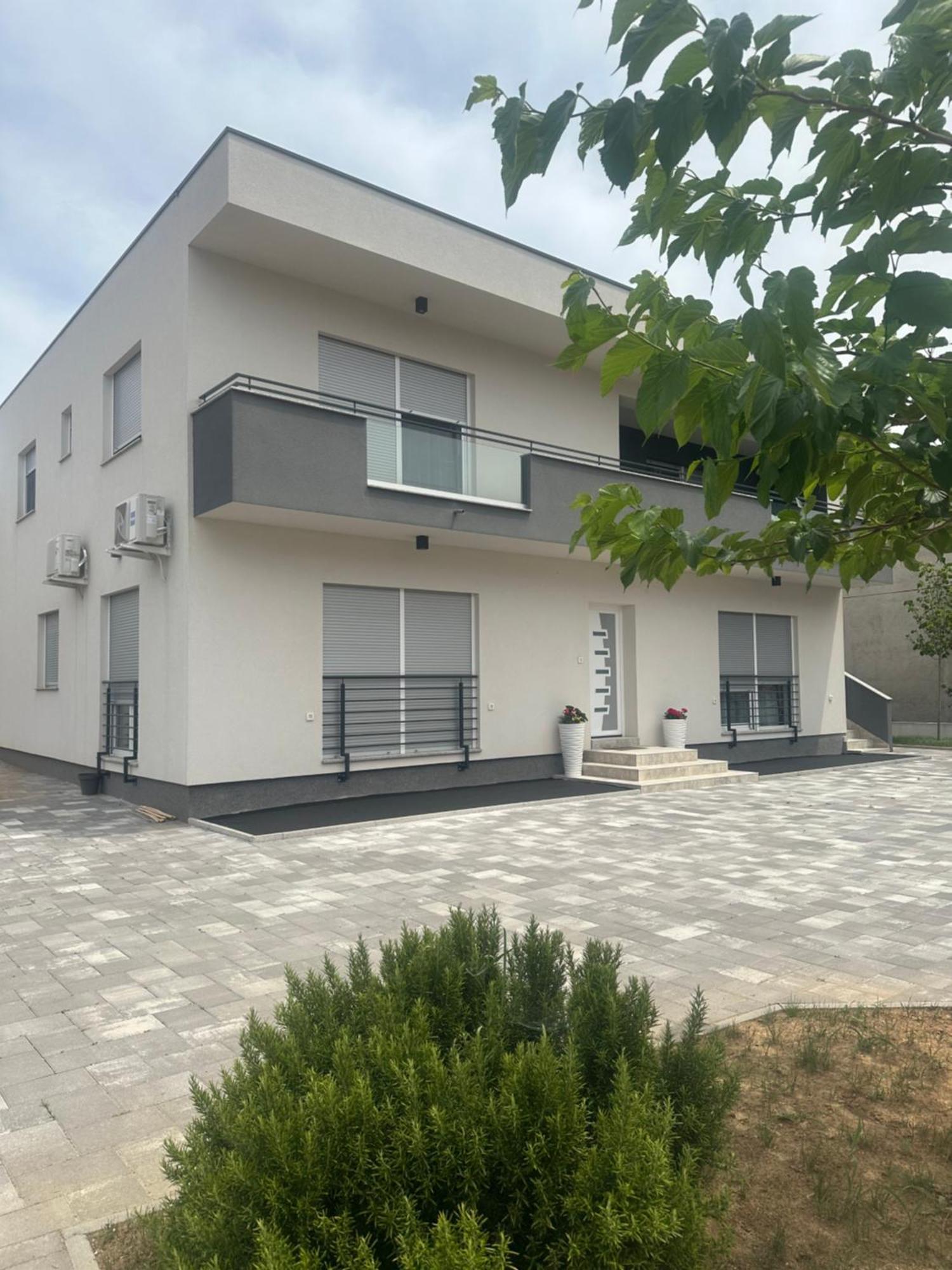 Holiday Apartments Ivano & Leo - Private Parking زادار المظهر الخارجي الصورة